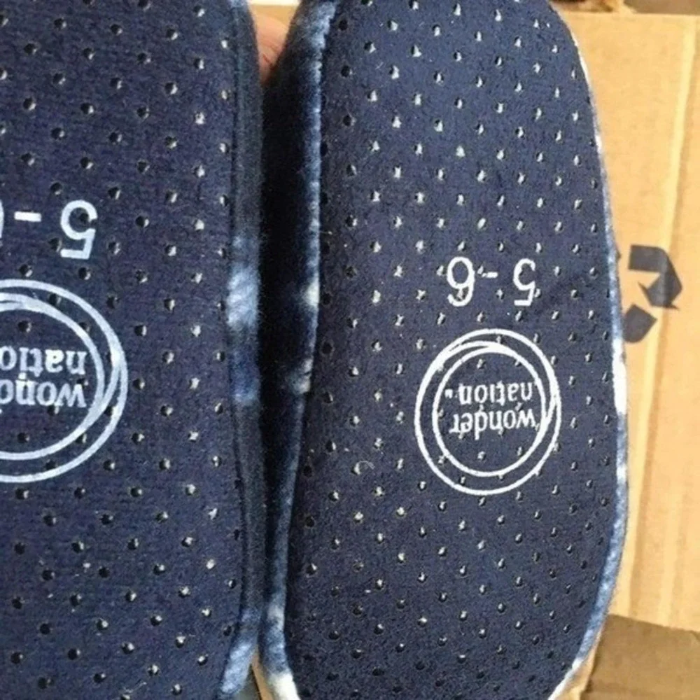 New boys slippers 9/10 Plaid non‎ slip bottoms house shoes
